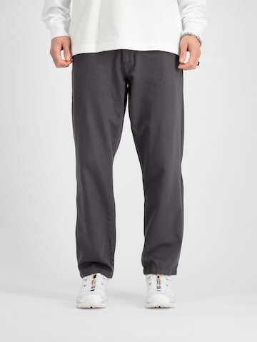 ALPHA INDUSTRIES Loosefit Παντελόνι τσίνο σε γκρι: μπροστά