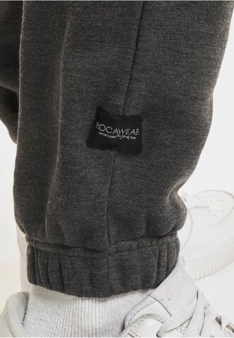 ROCAWEAR Tapered Trousers in Grey