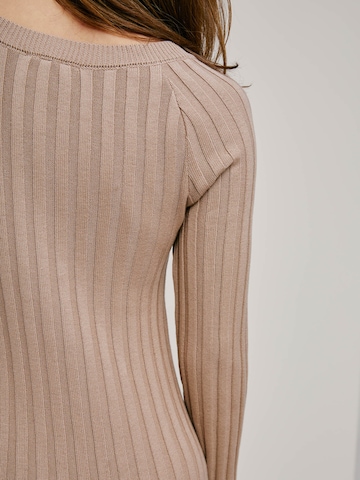 A LOT LESS Knitted dress 'Carola' in Brown