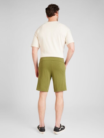 Regular Pantaloni sport 'ESS' de la PUMA pe verde