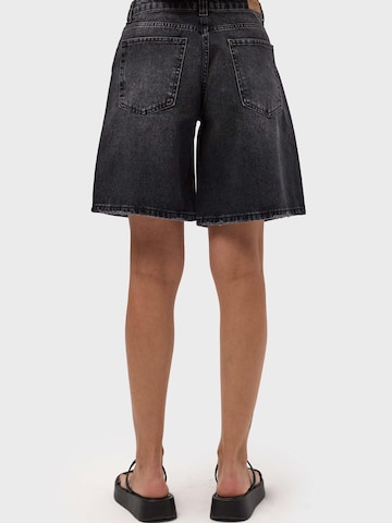 Baggy Jean 'BAGGY MINI DENIM SHORTS' IT'S BASIC en noir