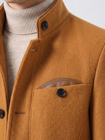 ALLTHEMEN Winter Coat 'Farbkante' in Beige