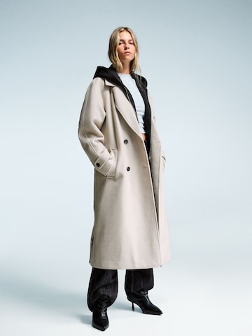 Bershka Prechodný kabát - Sivá: predná strana