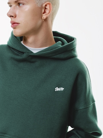 Pull&Bear Sweatshirt 'STWD' in Green