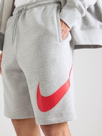 Nike SportswearLoosefit Hlače 'CLUB' - siva boja