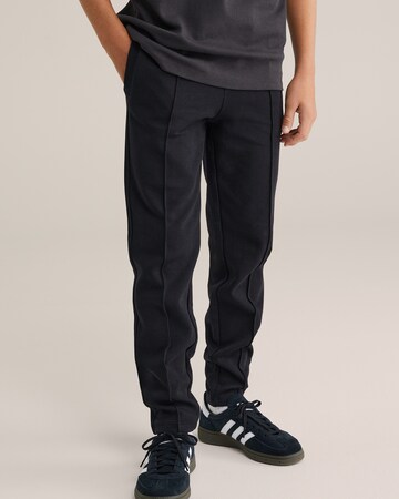 WE Fashion Tapered Trousers in Black: front
