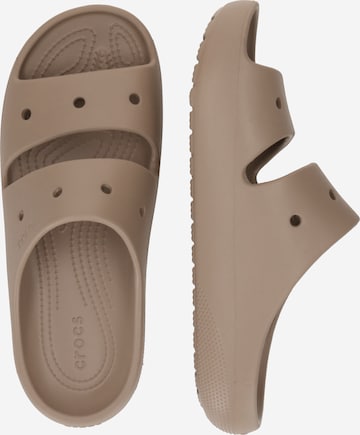 Crocs - Zapatos abiertos 'Classic v2' en marrón