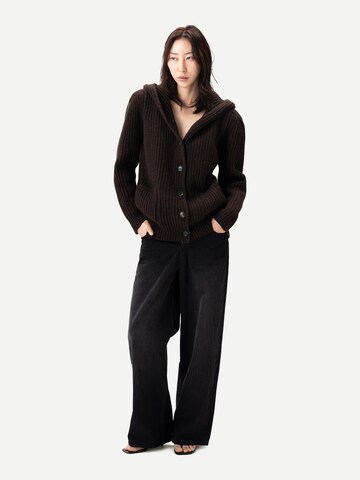 GOBI Cashmere - Cárdigan 'Wide-Shoulder Hooded Cashmere Cardigan' en marrón