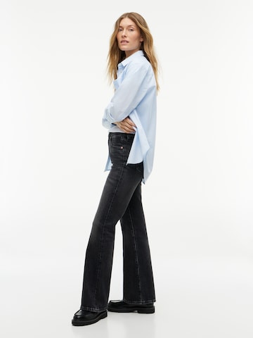 Tommy Jeans Bootcut Džínsy 'SYLVIA' - Modrá