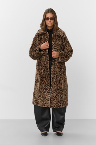 SOAKED IN LUXURY Tussenmantel in Bruin: voorkant