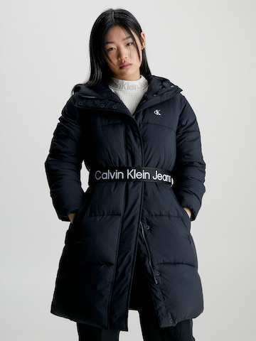 Manteau d’hiver Calvin Klein Jeans en noir : devant