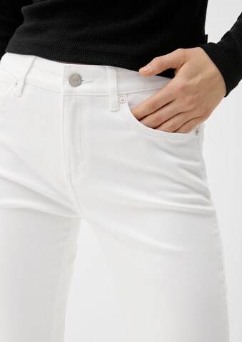 Skinny Jeans de la QS pe alb