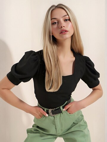 Bigdart Blouse in Black