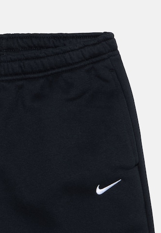Tapered Pantaloni 'Studio' de la Nike Sportswear pe negru