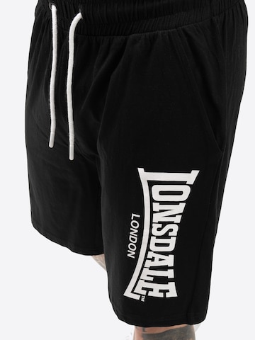 LONSDALE Set 'Mair': T-Shirt und Shorts in Schwarz