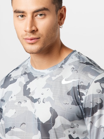 T-Shirt fonctionnel NIKE en gris