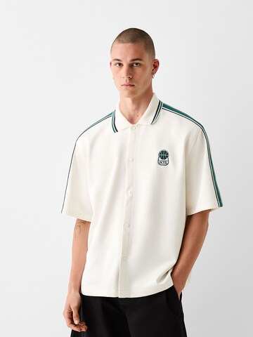 Bershka Comfort fit Srajca | bela barva: sprednja stran