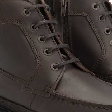 Travelin Boots in Bruin