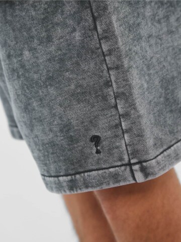 GUESS Regular Pants in Grey