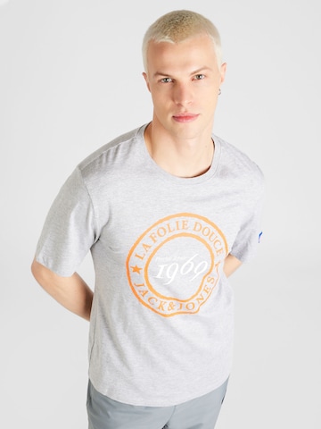 Tricou 'DOUCE' de la JACK & JONES pe gri: față