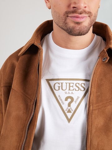 GUESS Μπλουζάκι σε λευκό