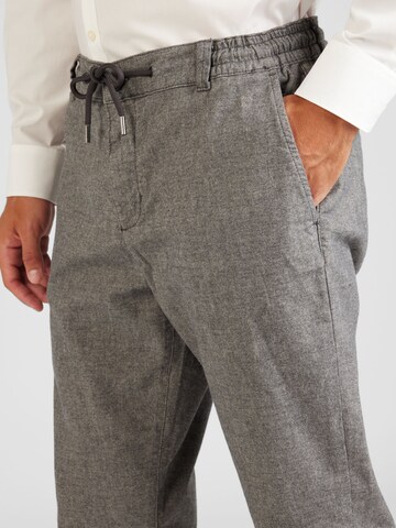 MUSTANG Normální Chino kalhoty – šedá