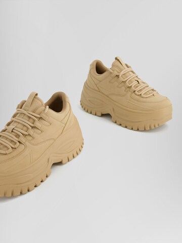 Sneaker bassa di Bershka in beige