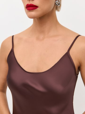 Abito 'Midi satin slip dress 'Majestic'' di Serena Silueta in marrone