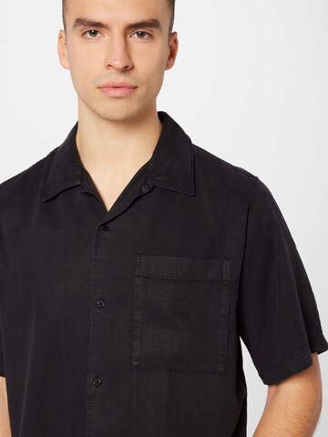 NN07 - Ajuste regular Camisa 'Julio' en negro