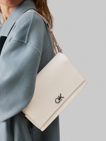 Calvin Klein Taška přes rameno – béžová: přední strana