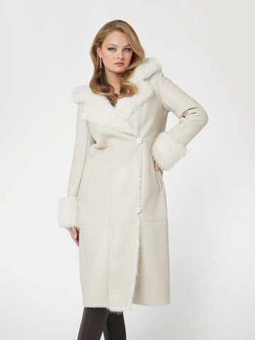 GUESS Winter Coat in White: front