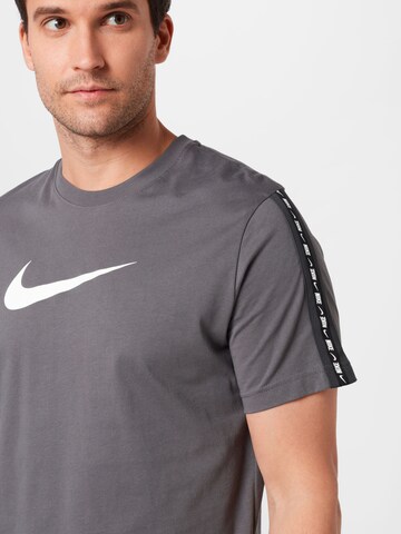 Tricou 'Repeat' de la Nike Sportswear pe gri