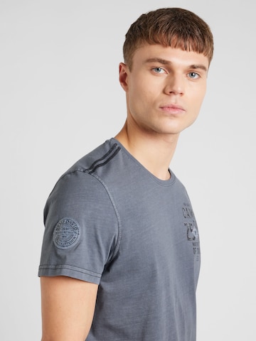 CAMP DAVID T-shirt i grå