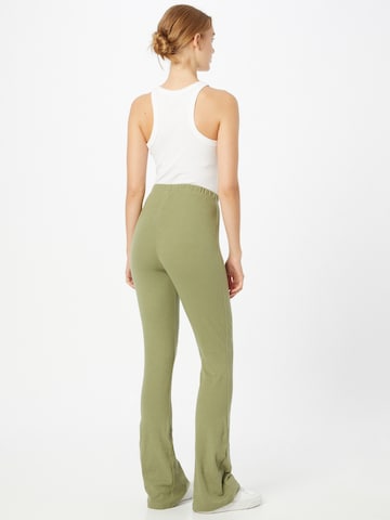 Evazați Pantaloni de la Public Desire pe verde