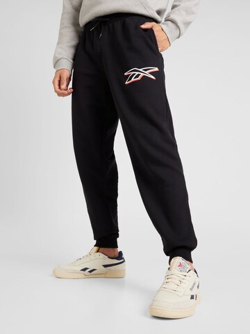 Reebok Дънки Tapered Leg Спортен панталон в черно: отпред