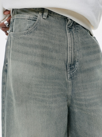 Pull&Bear Vrečasti Kavbojke | siva barva