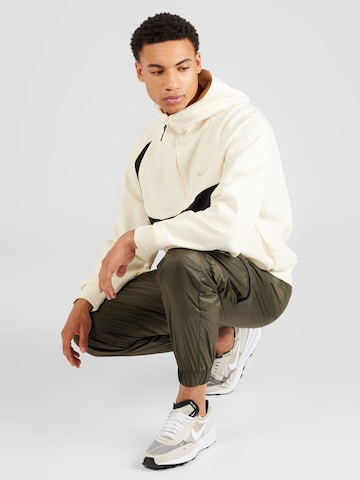 Tapered Pantaloni cargo di Nike Sportswear in verde