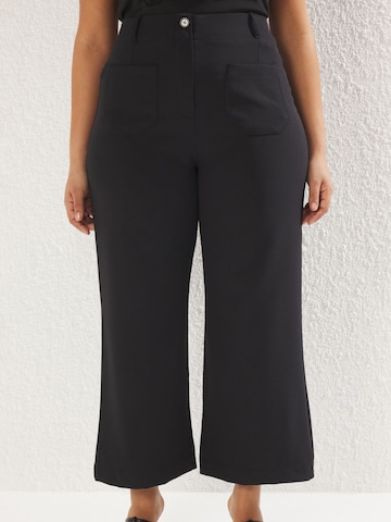 Wide leg Pantaloni di Trendyol Curve in nero: frontale