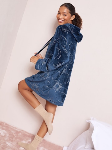 Halat de baie lung de la Friends Like These pe albastru