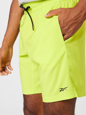 Reebok Regular Sportshorts in Gelb