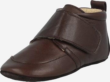 EN FANT Lära-gå-sko i brun: framsida