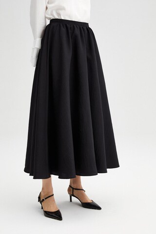 Touche Prive Skirt in Black: front