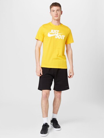 Coupe regular T-Shirt 'Swoosh' Nike Sportswear en jaune