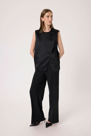 SOAKED IN LUXURY Top in Schwarz