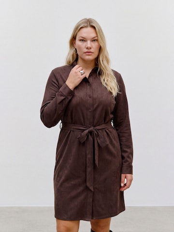 Vero Moda Curve - Vestido camisero 'VMCKatty' en marrón: frente