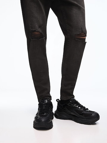 Bershka Tapered Jeans i sort