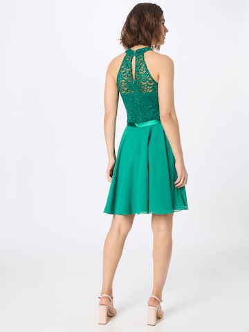 SWING Koktejlové šaty – zelená