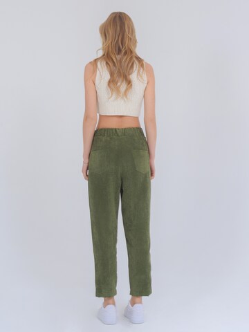 FRESHLIONS Loose fit Pleat-Front Pants 'Selma' in Green