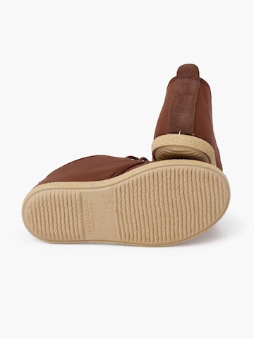 Pisamonas - Botas en marrón