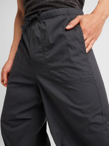 Loosefit Pantaloni 'London' di WEEKDAY in grigio